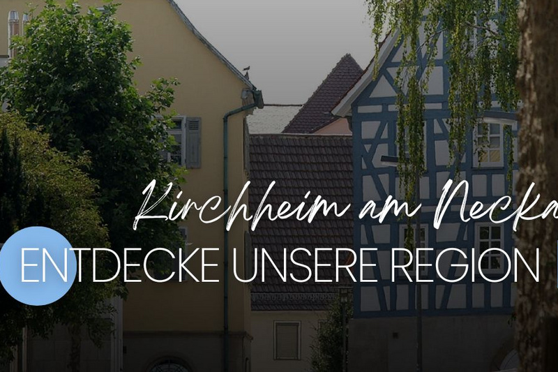 Das Bild zeigt einen Ausblick durch einen Torbogen auf das Stadtbild von Kirchheim am Neckar. Im Hintergrund sieht man historische Gebäude mit einem charakteristischen Kirchturm. Der Text lädt dazu ein, die Region zu entdecken.