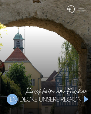Entdecke unsere Region - 3 Das Bild zeigt einen Ausblick durch einen Torbogen auf das Stadtbild von Kirchheim am Neckar. Im Hintergrund sieht man historische Gebäude mit einem charakteristischen Kirchturm. Der Text lädt dazu ein, die Region zu entdecken.