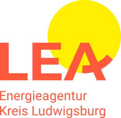 Logo der Energieagentur LEA für den Kreis Ludwigsburg. Der Schriftzug "LEA" ist groß und orange, darunter steht "Energieagentur Kreis Ludwigsburg" in kleinerer Schrift. Ein gelber Kreis befindet sich hinter dem Schriftzug.