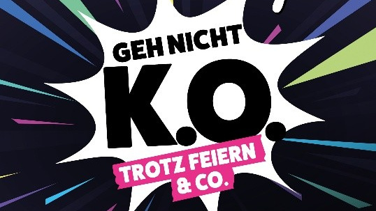Das Bild enthält einen alarmierenden Aufruf mit dem Text „Geh nicht K.O. trotz Feiern & Co.“ und dem Hinweis „Schütze Dich vor K.O.-Tropfen“. Es fördert das Bewusstsein für Sicherheit beim Feiern. Unten rechts befindet sich ein QR-Code mit weiteren Informationen.