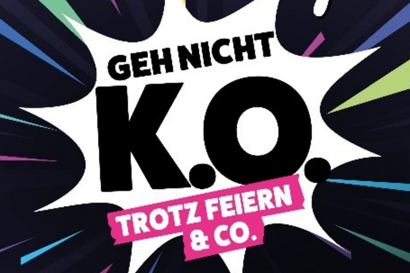 Das Bild enthält einen alarmierenden Aufruf mit dem Text „Geh nicht K.O. trotz Feiern & Co.“ und dem Hinweis „Schütze Dich vor K.O.-Tropfen“. Es fördert das Bewusstsein für Sicherheit beim Feiern. Unten rechts befindet sich ein QR-Code mit weiteren Informationen.