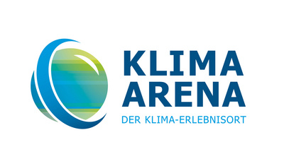 Das Logo der Klima Arena zeigt den Schriftzug „KLIMA ARENA“ in blauen Buchstaben. Darunter steht „DER KLIMA-ERLEBNISORT“. Das Design beinhaltet ein stilisiertes, farbiges Element, das den Fokus auf Klima- und Umweltthemen legt.