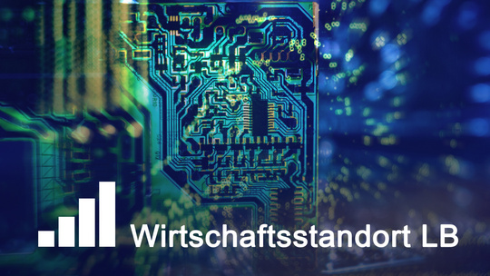 Eine abstrakte Darstellung eines Mikrochip-ähnlichen Musters in leuchtenden Farben. Im Vordergrund befindet sich der Schriftzug "Wirtschaftsstandort LB" zusammen mit einem graphischen Diagramm, das einen ansteigenden Trend zeigt. (Text KI generiert)