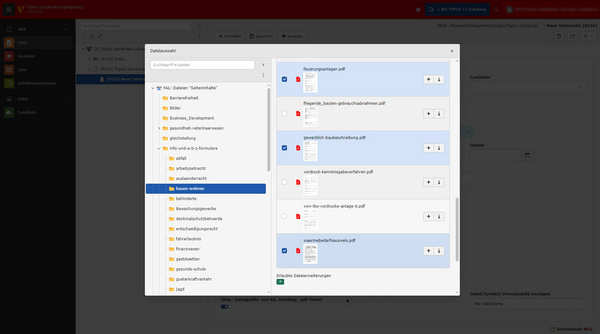 Eine Benutzeroberfläche zeigt eine Dateiauswahl mit mehreren Ordnern und PDF-Dateien. Auf der linken Seite sind verschiedene Ordner aufgeführt, während rechts eine Liste von drei PDF-Dokumenten angezeigt wird, die zur Auswahl stehen.