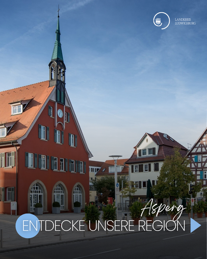 Das Bild zeigt eine Stadtansicht von Asperg mit einem historischen Gebäude auf der linken Seite, das eine markante Turmspitze hat. Im Hintergrund sind weitere traditionelle Häuser und Bäume zu sehen. Ein Text in der unteren rechten Ecke fordert dazu auf, die Region zu entdecken. (Text KI generiert)