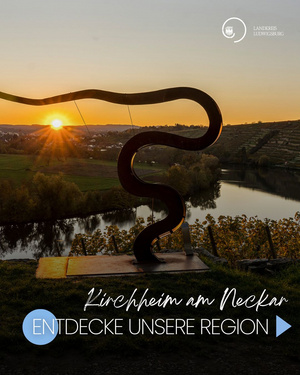 Entdecke unsere Region - 2 Ein Sonnenuntergang über dem Neckar, mit einer geschwungenen Skulptur im Vordergrund. Der Ausblick zeigt sanfte Hügel und Weinberge. Der Text „Kirchheim am Neckar – Entdecke unsere Region“ lädt ein, die Umgebung zu erkunden.