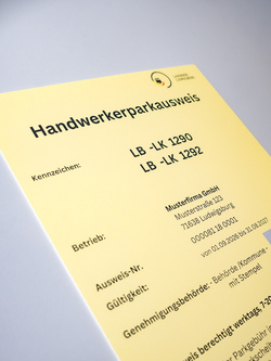 Ein gelbes Dokument mit der Überschrift "Handwerkerparkausweis". Darunter sind Kennzeichen und Informationen über die Firma, ihre Adresse und das Ausweisdatum zu sehen. Das Dokument enthält mehrere Datenfelder und sieht offiziell aus. (Text KI generiert)