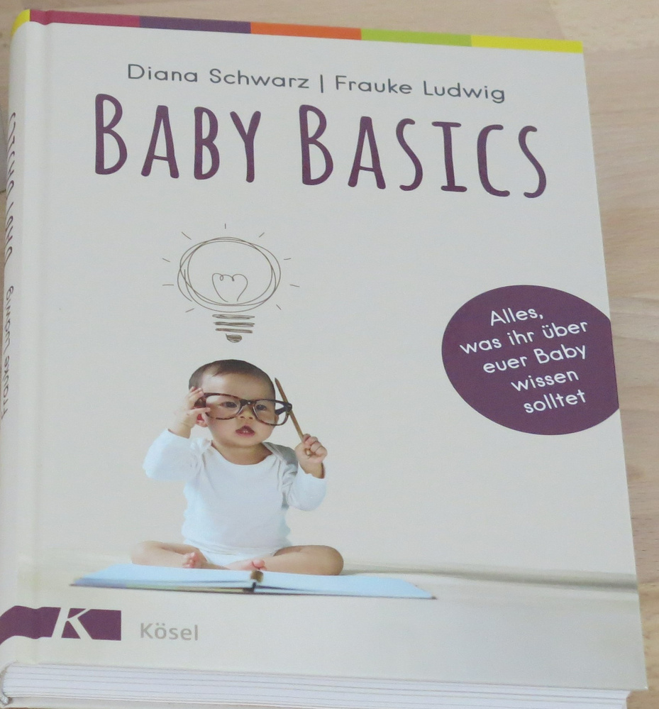 Das Bild zeigt das Buch „Baby Basics“ von Diana Schwarz und Frauke Ludwig. Auf dem Cover ist ein Baby zu sehen, das eine Brille trägt und auf einem Buch sitzt. Der Titel und der Untertitel informieren über wichtige Informationen für Eltern.