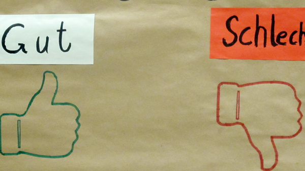 Due sezioni su un cartellone: "Buono" con un pollice in su, elencando aspetti positivi come "Social Media" e "Crescita". "Cattivo" con un pollice in giù, segnalando problemi come "Richieste respinte" e "Poche iniziative proprie".