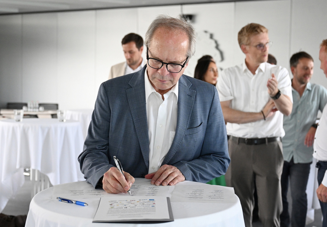 Il primo funzionario regionale Jürgen Vogt firma il memorandum. Il primo funzionario regionale Jürgen Vogt firma il memorandum.