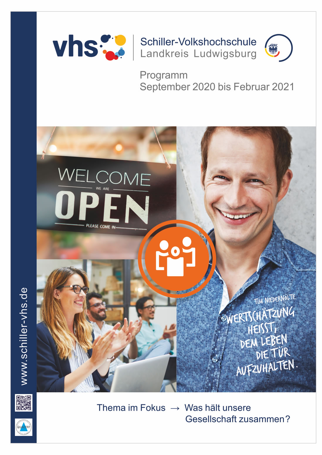 Ein Plakat der Schiller-Volkshochschule mit der Überschrift "WELCOME OPEN". Es zeigt einen lächelnden Mann in einem blauen Hemd. Neben ihm sind Menschen in einem Lernumfeld abgebildet. Darunter steht der Text: "WERTSCHÄTZUNG HEISST, DEM LEBEN DIE TÜR AUFZUHALTEN".