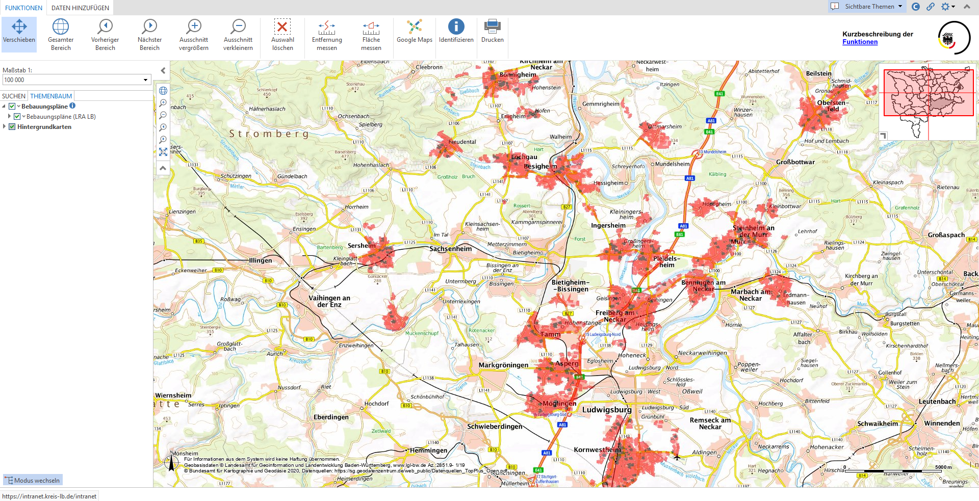 Eine Landkarte mit verschiedenen geographischen Merkmalen. Rote Markierungen zeigen spezifische Punkte oder Bereiche an. Links befinden sich Steuerungs- und Navigationselemente für die Interaktion mit der Karte. Eine kleine Karte in der oberen rechten Ecke bietet eine Übersicht über die Gesamtregion.