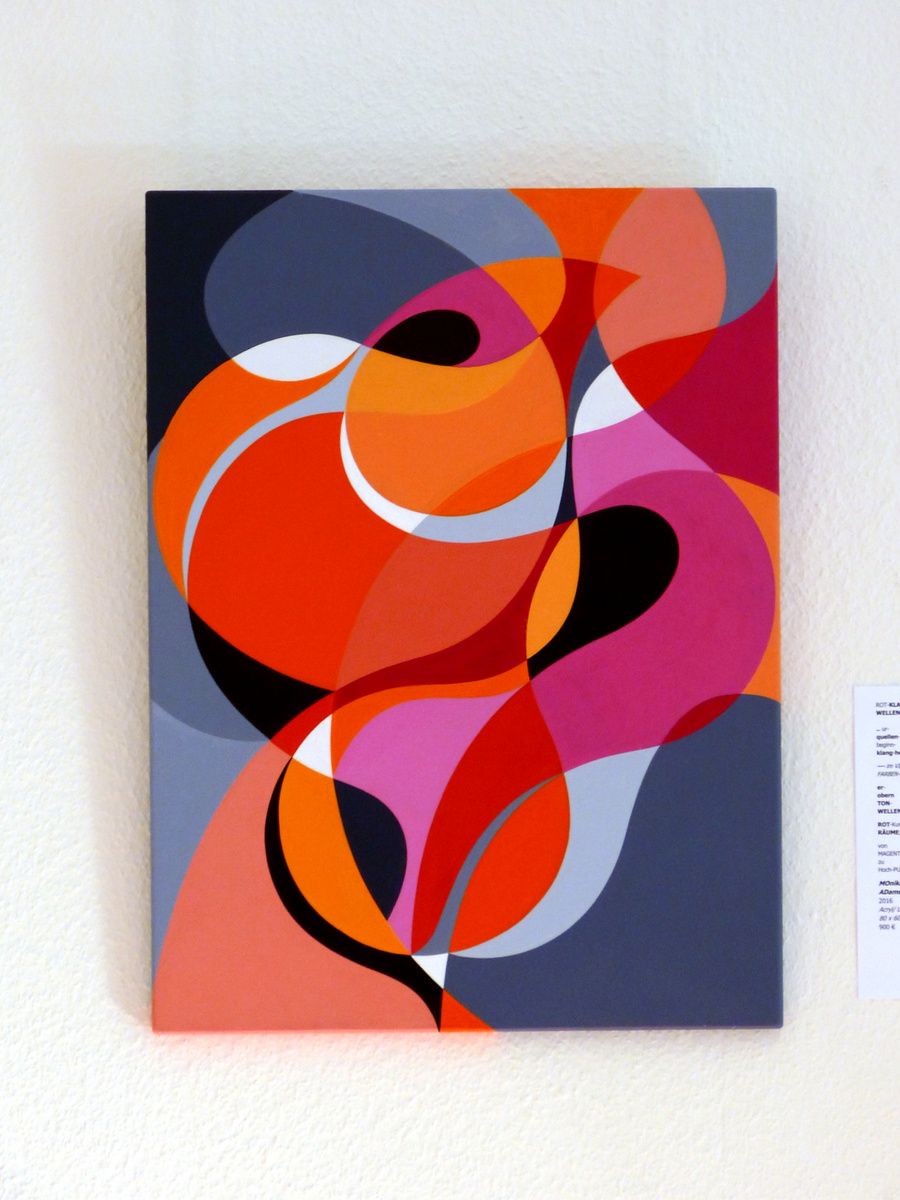 Ein abstraktes Gemälde mit geschwungenen, organischen Formen in lebendigen Farben wie Orange, Rosa und Schwarz. Die Farben verlaufen und überlagern sich, was Dynamik und Bewegung erzeugt. Der Hintergrund ist in verschiedenen Grautönen gehalten, die die lebendigen Formen hervorheben.