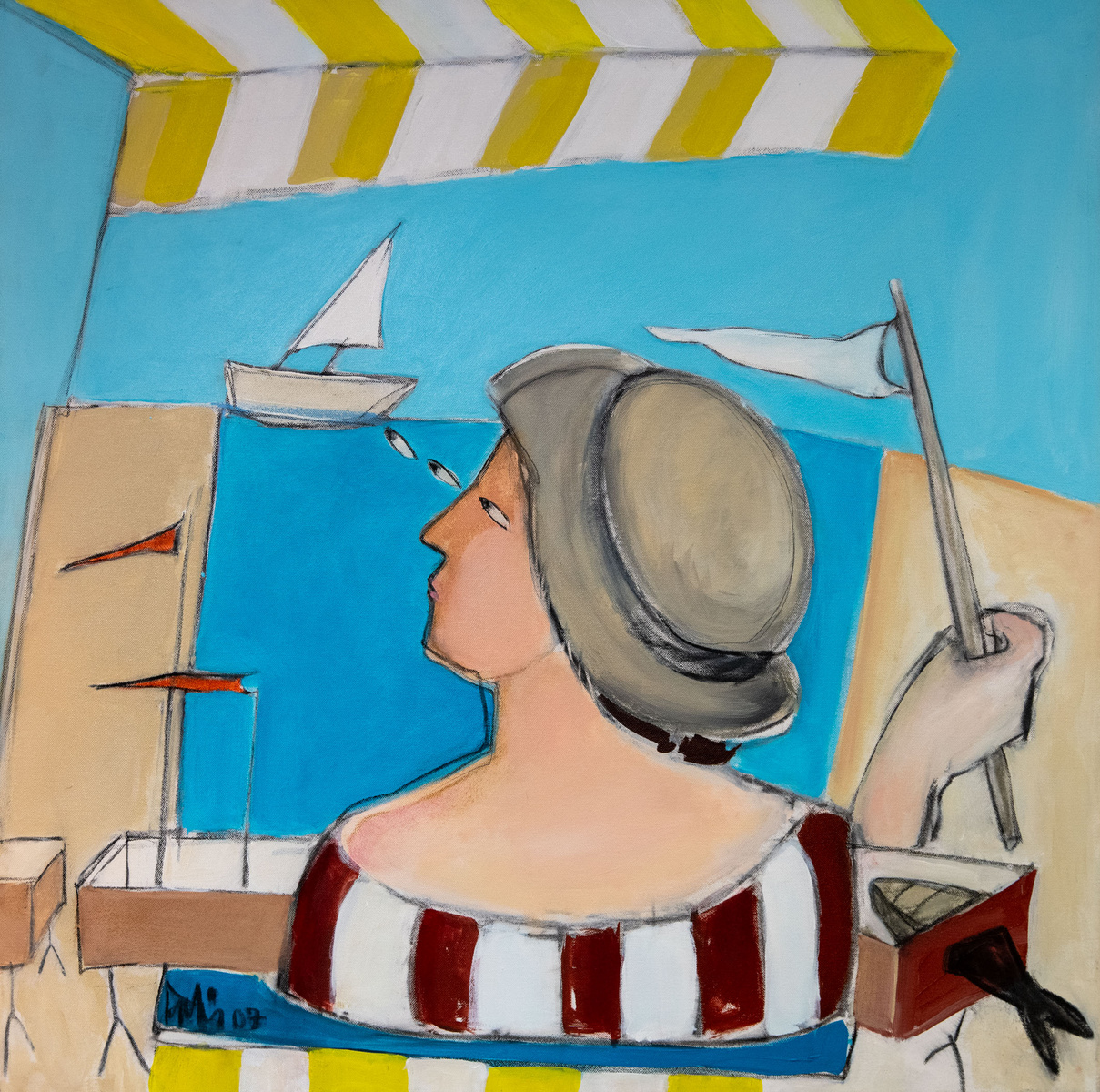 Eine Frau mit einem Strohhut sitzt am Strand unter einem gestreiften Sonnenschirm. Sie blickt auf das Meer, wo ein Segelboot zu sehen ist. Farbliche Akzente und eine entspannte Atmosphäre vermitteln ein Gefühl von Sommer und Urlaub.
