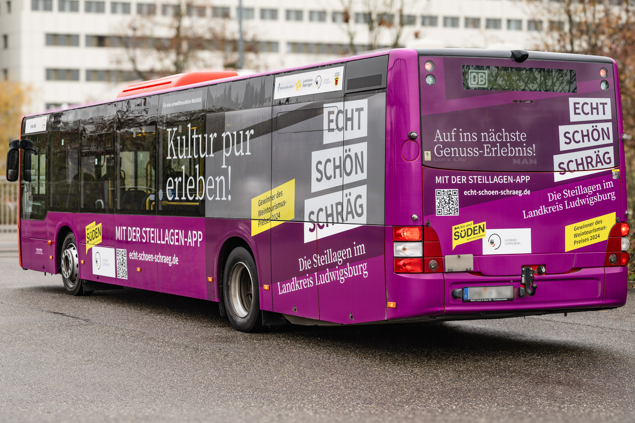 Ein lila Stadtbus zeigt die Aufschrift "Kultur pur erleben" sowie Werbung für die App mit dem Titel "STELLAGEN-APP". Der Bus weist auf Genuss-Erlebnisse im Landkreis Ludwigsburg hin und lädt zur Nutzung der App ein.