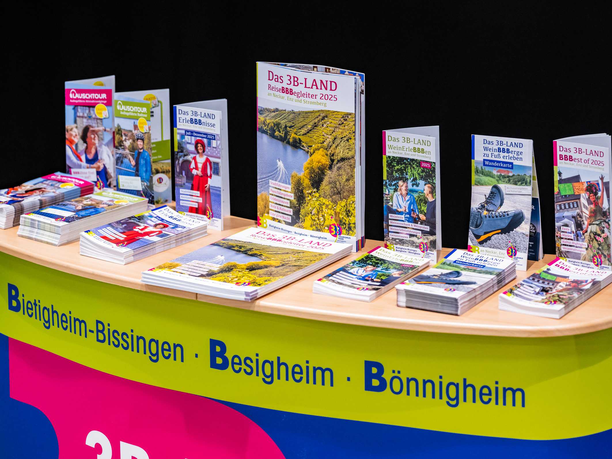Ein Tisch mit verschiedenen Broschüren und Informationen über die Region "3B-LAND", die die Städte Bietigheim-Bissingen, Besigheim und Bönnigheim vorstellen. Im Vordergrund liegen Reise- und Freizeitführer für 2025, um Besuchern Anregungen zu bieten.