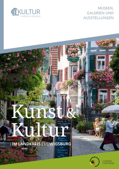 Eine informative Broschüre über Kunst und Kultur im Landkreis Ludwigsburg. Der Titel „Kunst & Kultur“ hebt Museen, Galerien und Ausstellungen hervor. Das Design zeigt farbenfrohe Blumen und eine malerische Straße, die zur kulturellen Entdeckung einlädt.