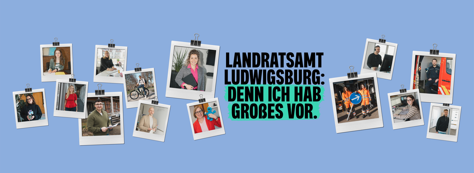 Auf einem blauen Hintergrund sind mehrere Fotos befestigt, die diverse Personen in unterschiedlichen Situationen zeigen. In der Mitte steht der Text "LANDRATSAMT LUDWIGSBURG: DENN ICH HAB GROßES VOR." Die Fotos vermitteln eine positive, engagierte Atmosphäre. (Text KI generiert)