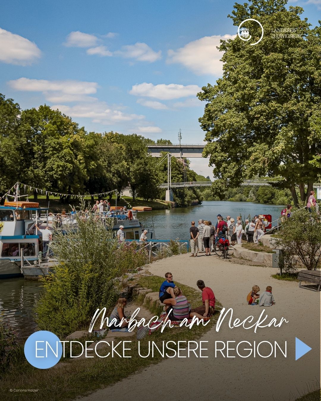 Entdecke unsere Region - 1 Bild eines Flusses mit Menschen, die am Ufer entspannen und Aktivitäten genießen. Im Hintergrund ist eine Brücke sichtbar. Bäume und Bootsanleger sind zu sehen. Der Text "Marbach am Neckar" und "Entdecke unsere Region" ist eingeblendet. (Text KI generiert)