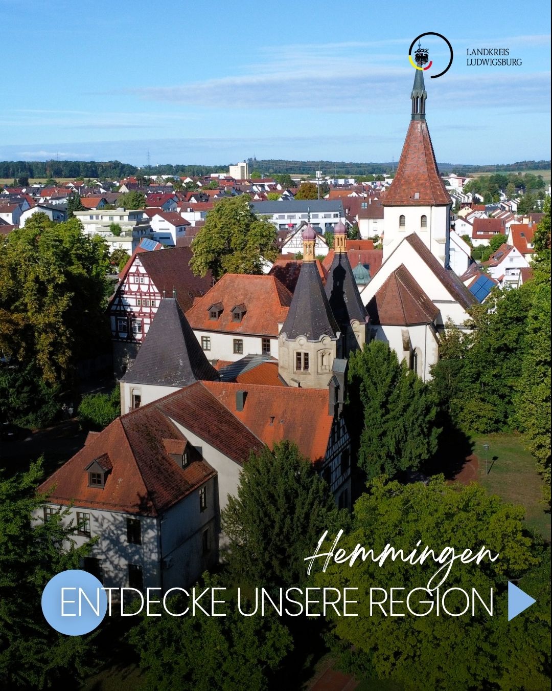 Entdecke unsere Region - 1 Luftaufnahme eines historischen Gebäudes in Hemmingen, umgeben von Bäumen und Wohnhäusern. Im Vordergrund sind ein Rathaus und ein Kirchturm sichtbar. Darüber steht der Text „Hemmingen ENTDECKE UNSERE REGION“. (Text KI generiert)