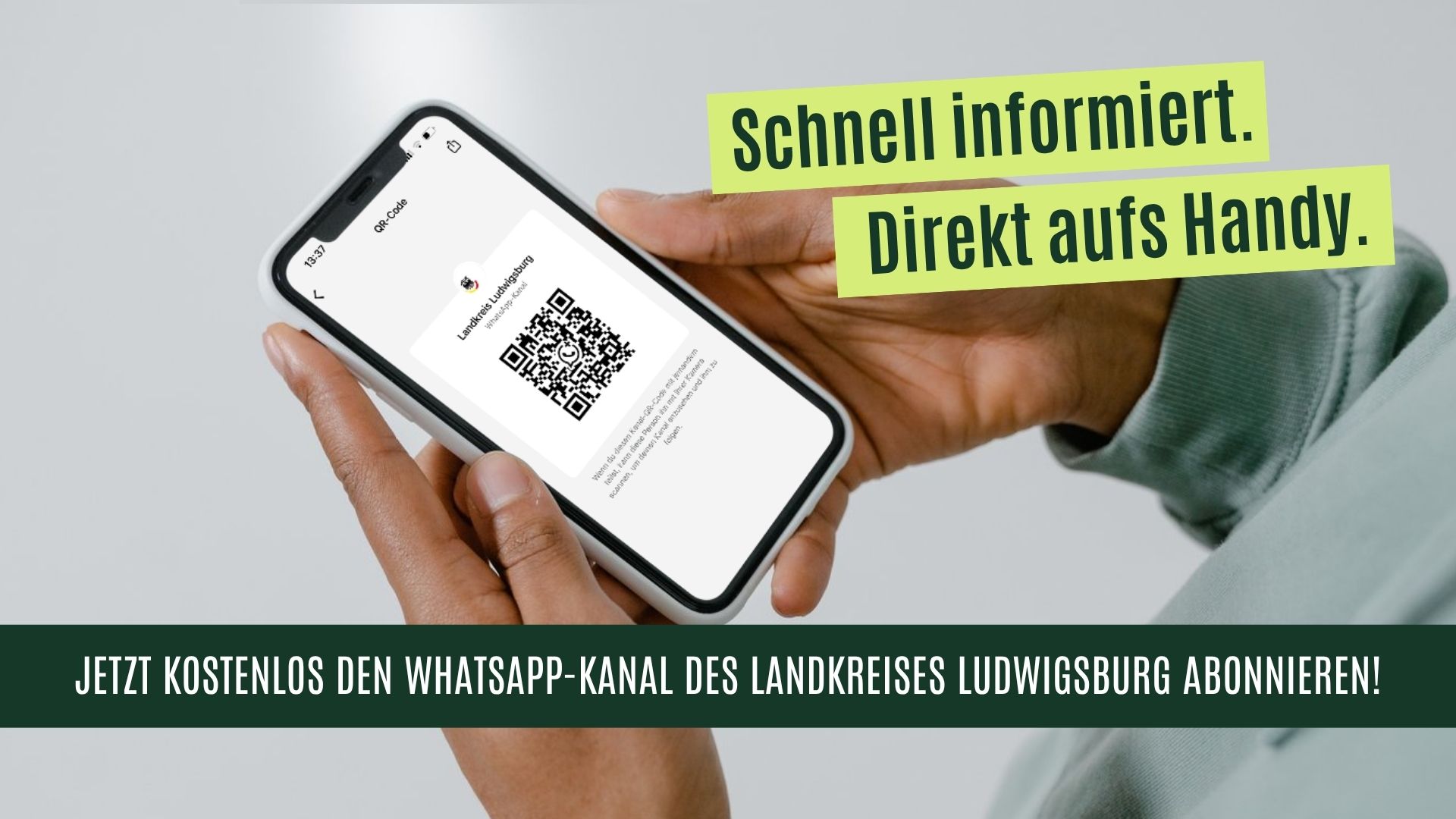 WhatsApp Story / Anzeige / Post - 4 Eine Person hält ein Smartphone in der Hand, das einen QR-Code zeigt. Darüber steht der Text: "Schnell informiert. Direkt aufs Handy." Unten wird aufgefordert, den WhatsApp-Kanal des Landkreises Ludwigsburg kostenlos zu abonnieren.