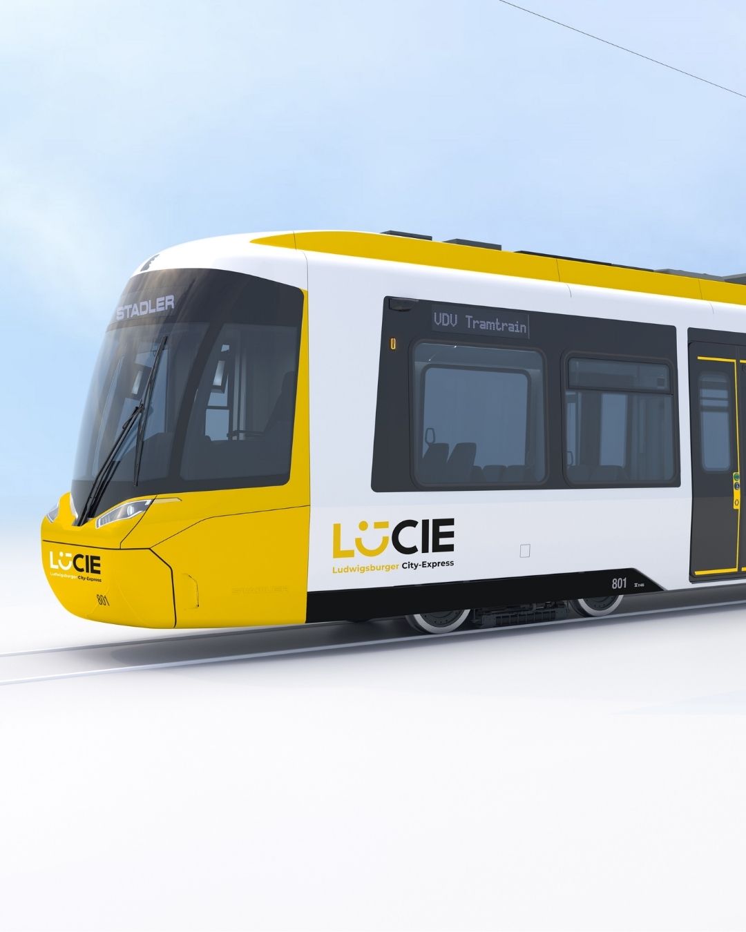 Story und MI - 2 Ein moderner Straßenbahnwagen in Gelb und Weiß mit der Aufschrift „LüCIE – City Express“. Die Front ist aerodynamisch gestaltet, und die Seitenfenster sind groß, um den Passagieren Sicht zu bieten. Die Bahn steht auf Schienen vor einem hellen, wolkenlosen Hintergrund.