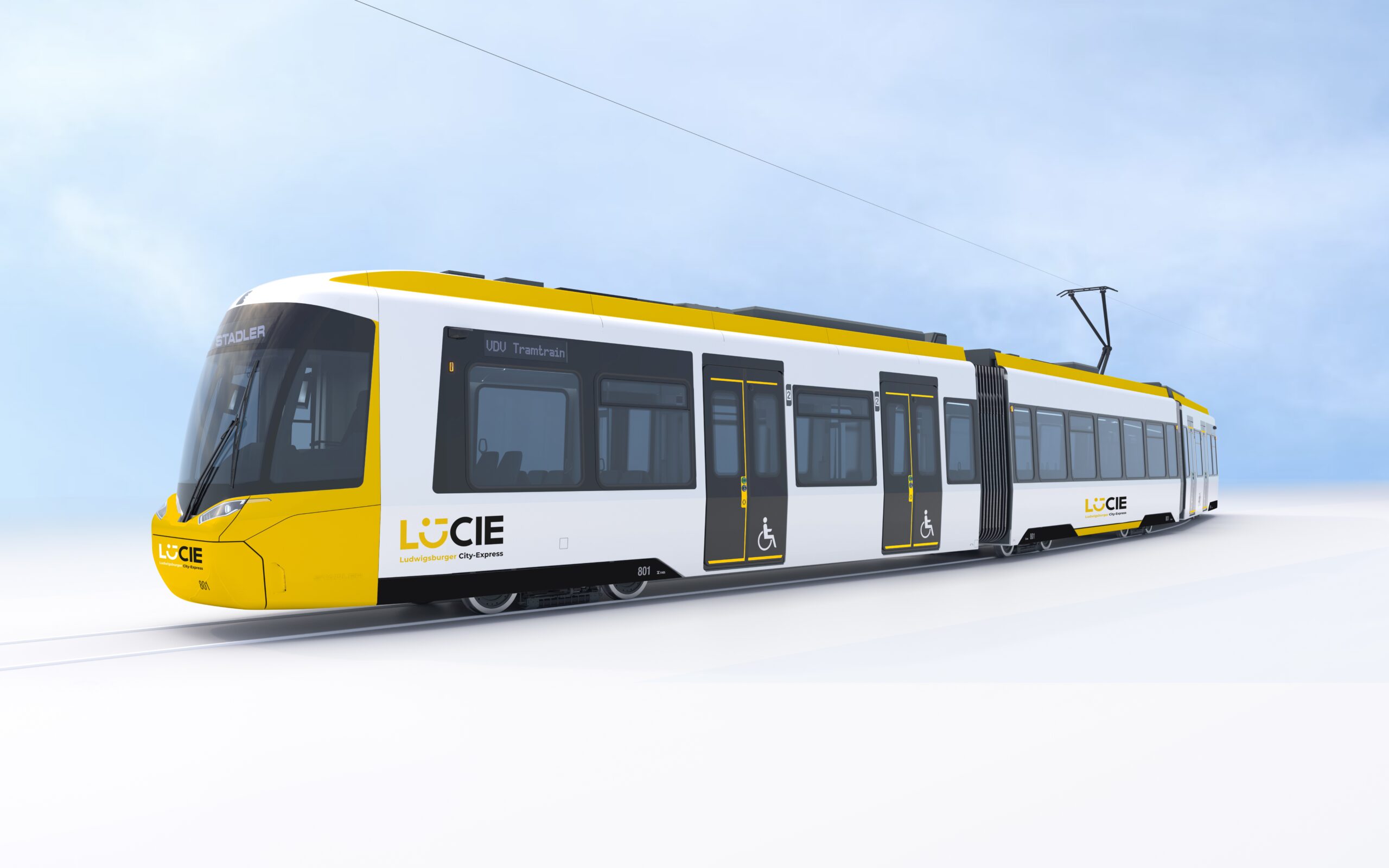 Ein modernes Straßenbahnfahrzeug mit gelber und weißer Lackierung. Es zeigt einen barrierefreien Zugang mit entsprechenden Symbolen. Die Bahn ist auf einem unbefestigten Gleis abgebildet, vor einem klaren, hellen Himmel.