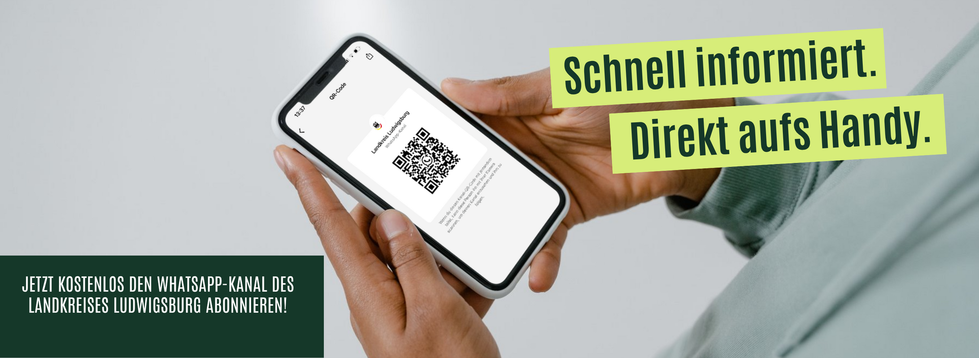 Ein Benutzer hält ein Smartphone, das einen QR-Code zeigt. Neben dem Bild stehen die Texte „Schnell informiert. Direkt aufs Handy.“ und „Jetzt kostenlos den WhatsApp-Kanal des Landkreises Ludwigsburg abonnieren!“.