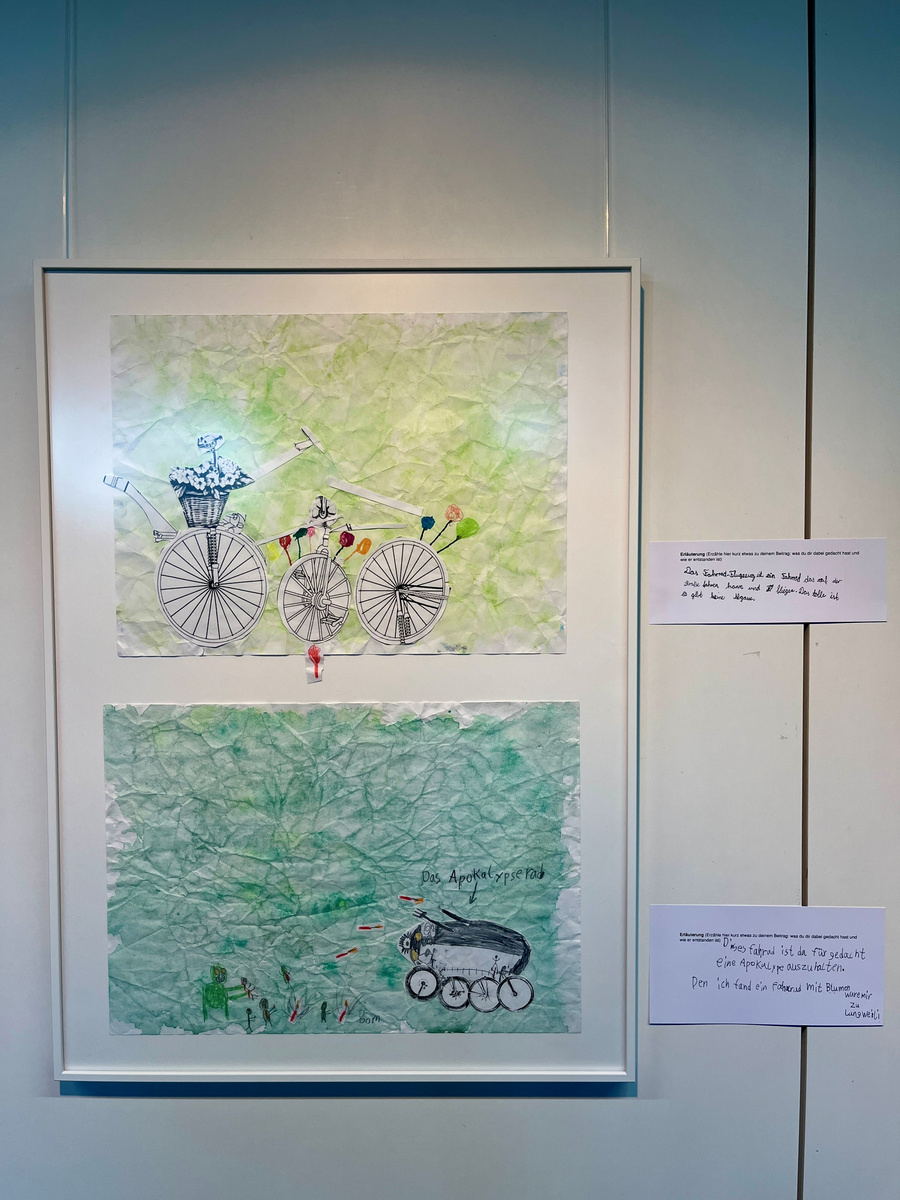 Das Bild zeigt zwei Illustrationen auf grünem Papier. Oben ist eine gezeichnete Kutsche mit Rädern und Blüten dargestellt. Unten sieht man eine einfache Zeichnung eines Wagens, der von Figuren begleitet wird. Neben den Bildern befinden sich informative Texte.
