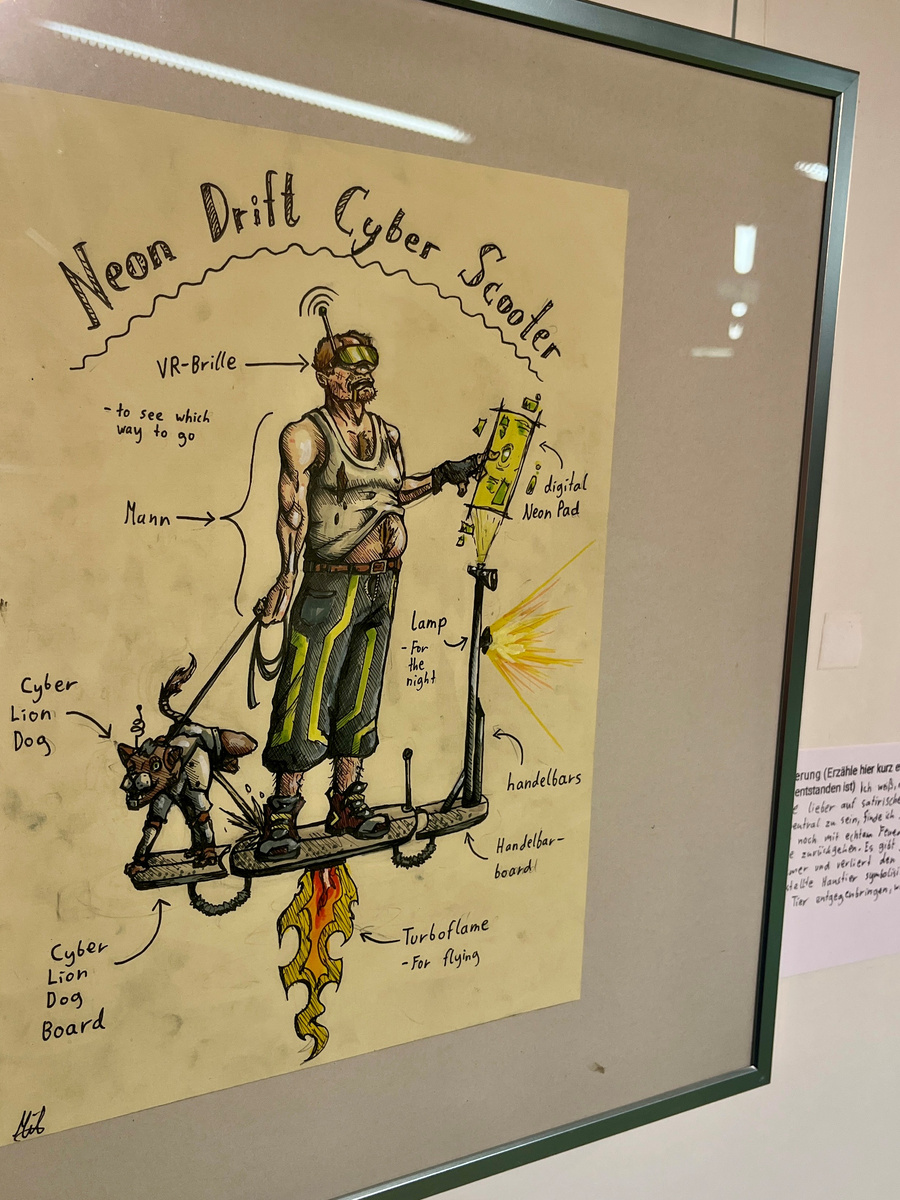 Illustration eines Cyber Scooters namens "Neon Drilt". Der Protagonist trägt eine VR-Brille und steht auf dem Scooter. Neben ihm befindet sich ein Cyber-Löwenhund. Beschriftungen erklären Funktionen wie „Lampe für die Nacht“ und „Turbo-Flamme zum Fliegen“.