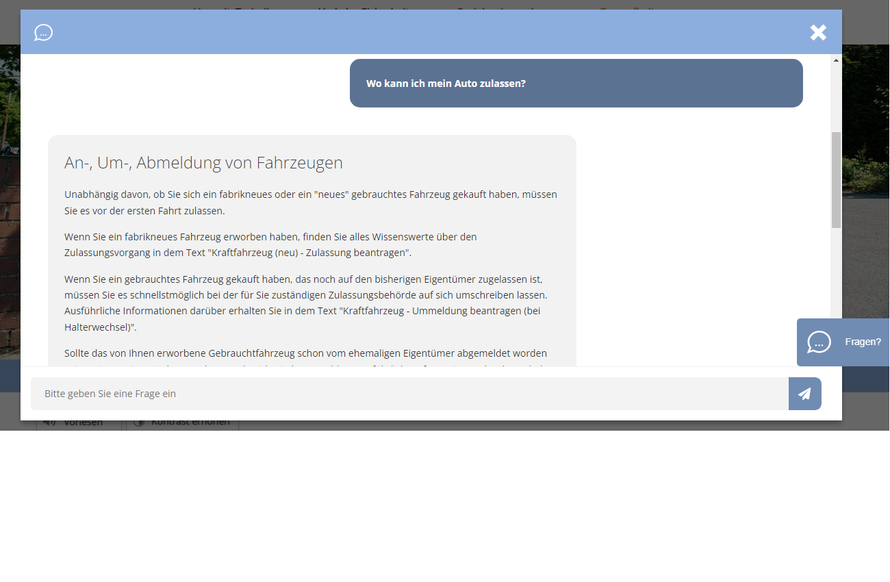 Eine Informationsbox über die An-, Um- und Abmeldung von Fahrzeugen. Sie enthält Hinweise zum Zulassungsprozess für neue und gebrauchte Autos sowie Informationen, wo man erforderliche Unterlagen findet und Fragen stellen kann. Der Text fordert Benutzer auf, Fragen zum Thema zu stellen.